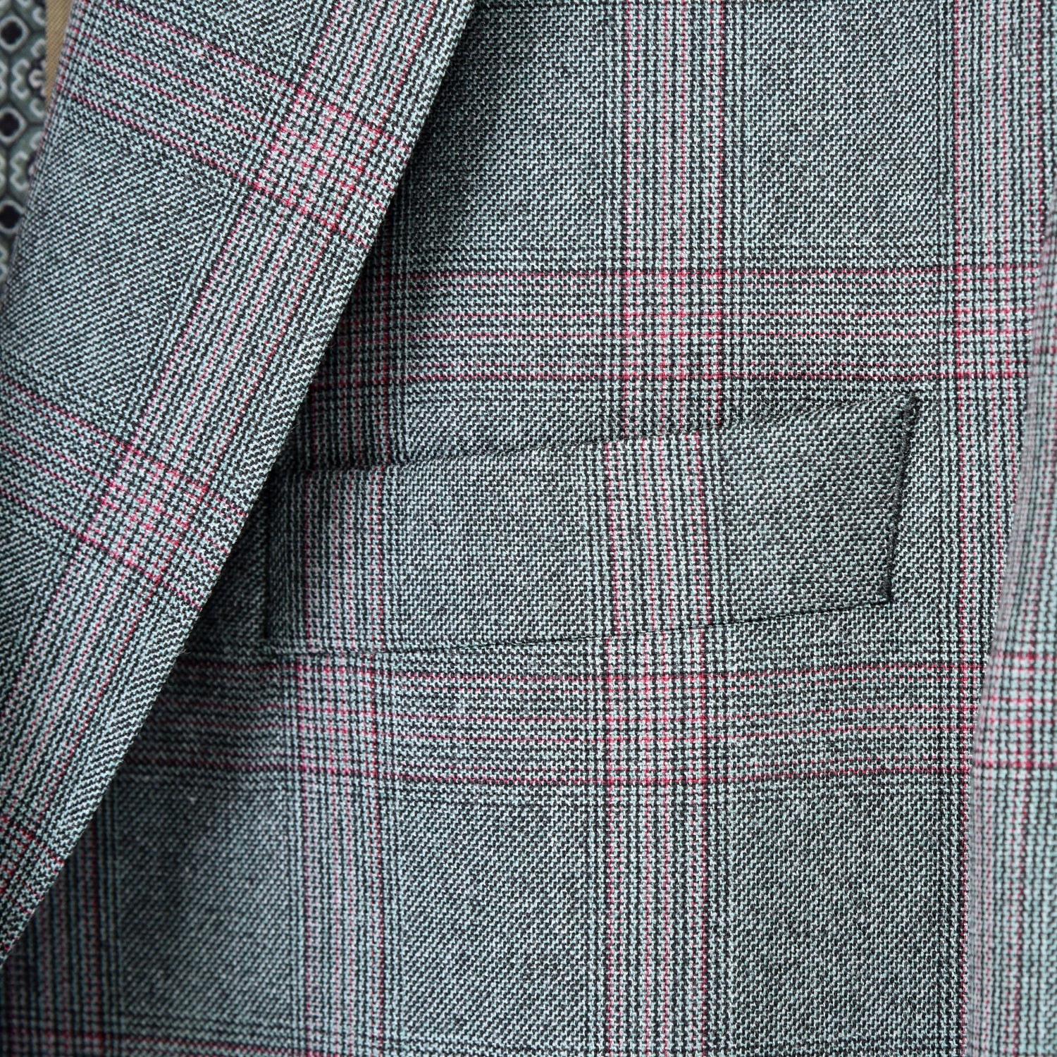 Green Plaid Burgundy Three Piece Suit, A timeless a green plaid burgundy design suit that can be styled up for special events or styled down for the office. The matching quality a green plaid burgundy design waistcoat and trousers are paired with a green plaid burgundy matched design jacket. You’ll love the patterned lining panels on this suit, especially the one in the jacket’s breast pocket which doubles up as a pocket square.Master Fit 3 Piece SUIT